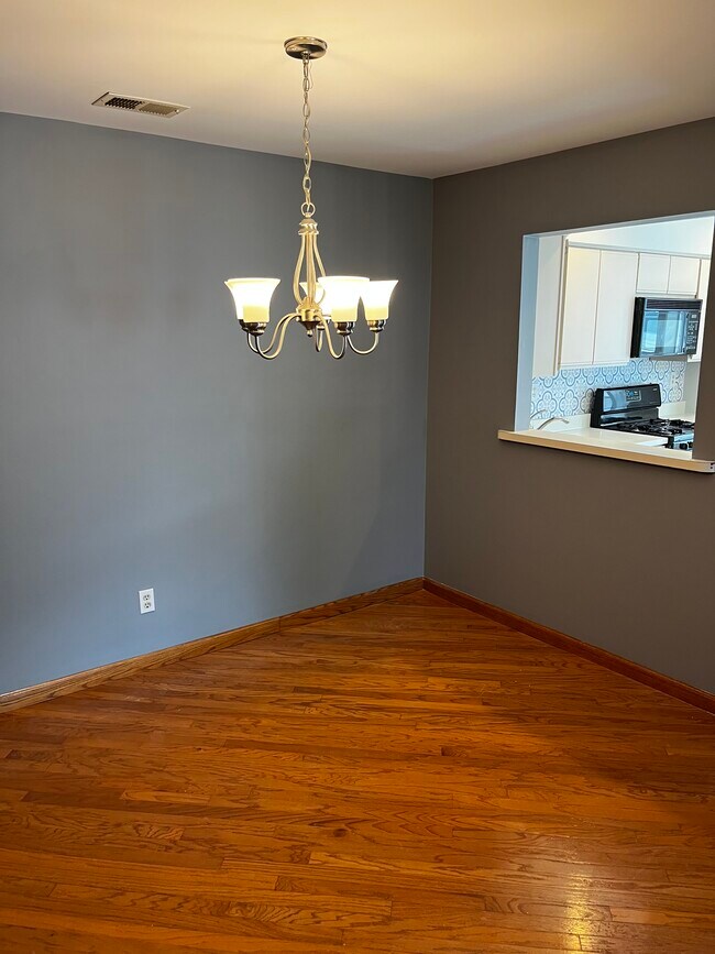 Dining - 1507 Hopkins Ct