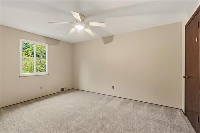 Building Photo - 498 Maple Rd