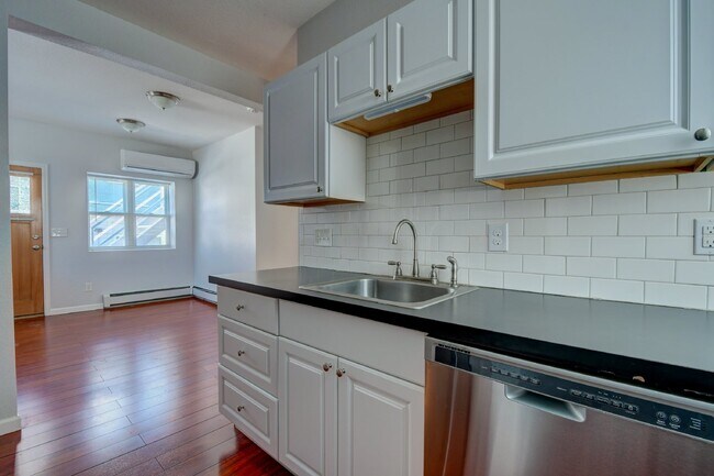 Building Photo - 4BR/2BA Beautiful Historic Home in the Highlands! AVAIL 5/15