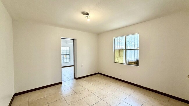 Building Photo - 1419 Reagan Dr