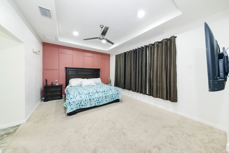 Building Photo - 8811 Tropical Palm Dr