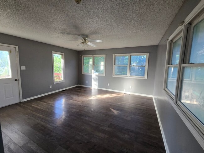 Building Photo - 4 bedroom 2 bath house