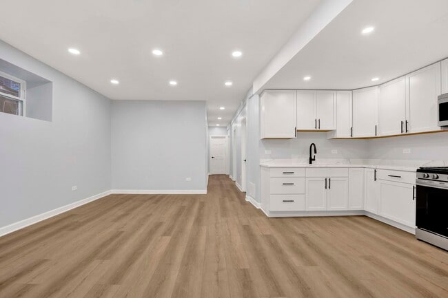 Building Photo - 2329 N Geneva Terrace