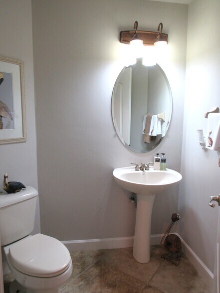 Half bath - 424 Luna Bella Ln
