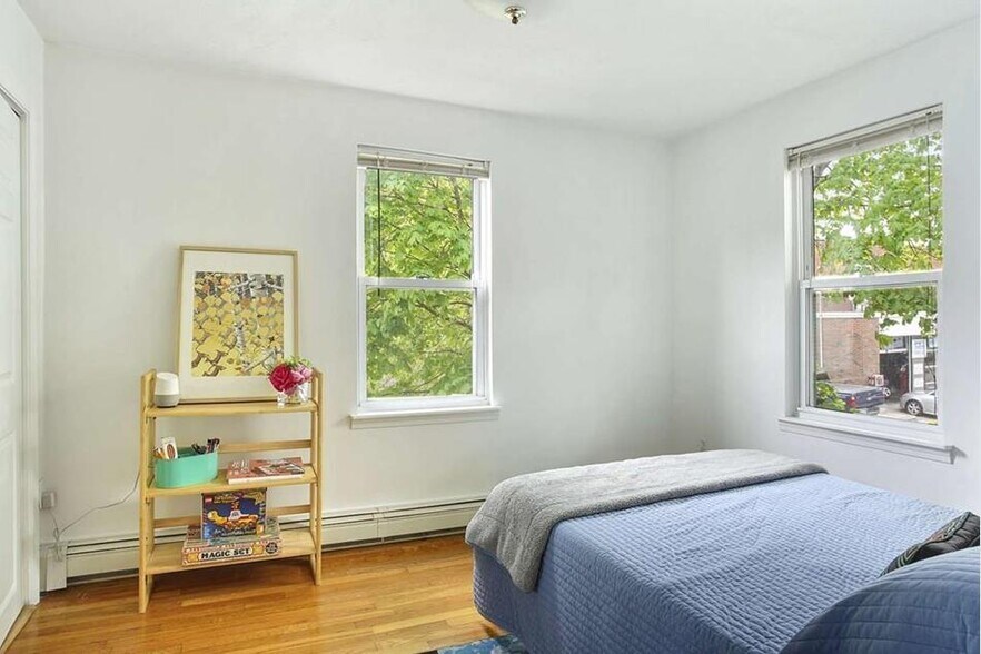 Building Photo - 28 Foch St