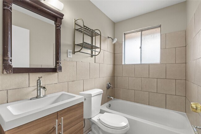 Building Photo - 1158 Reale Ave