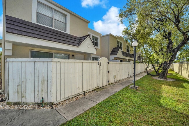 Building Photo - 4550 SW 68th Ct