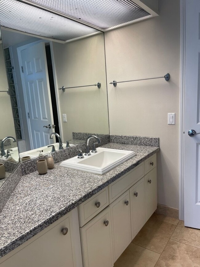 Building Photo - Furnished 3 Bedroom 3 Bath Condo