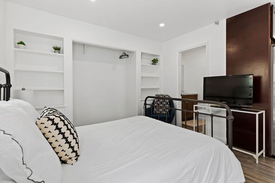 Building Photo - 512 W Juniper St