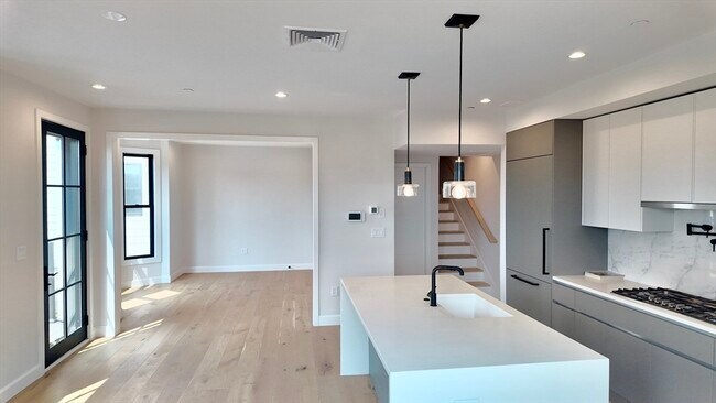 Building Photo - 201 Washington St