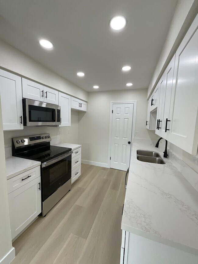 Building Photo - Villa Pacific: Remodeled 2 Bedroom 1.5 Bath Attached Townhouse,