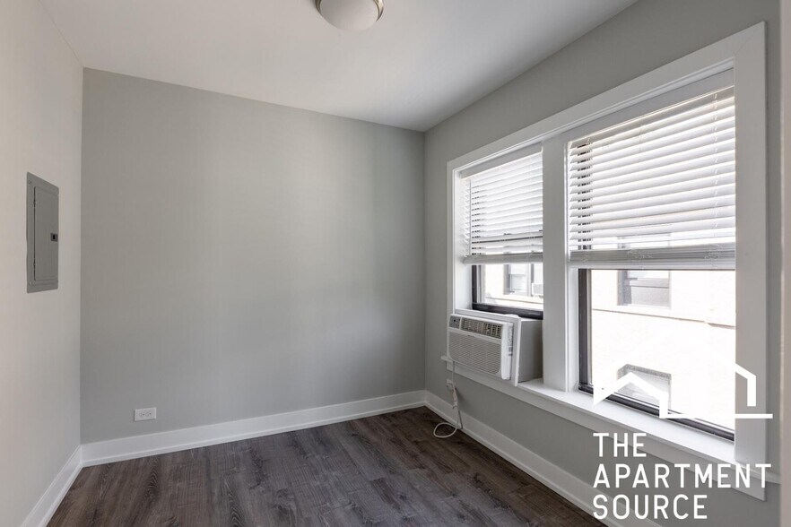 Building Photo - 709 W Brompton Ave