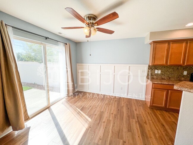 Building Photo - Large, Well-Maintained Duplex