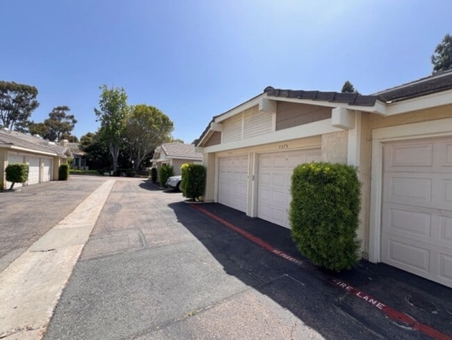 Building Photo - Beautiful 3 BD, 2.5 BA Townhome At The Gro...