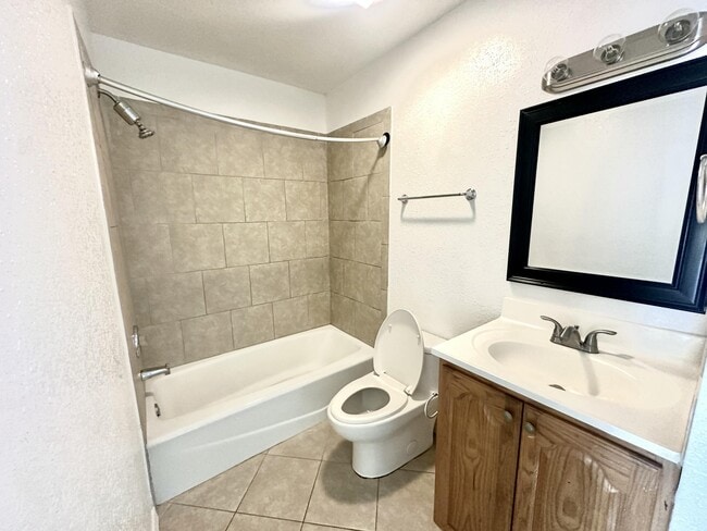 Building Photo - 5106 Sanibel Ave
