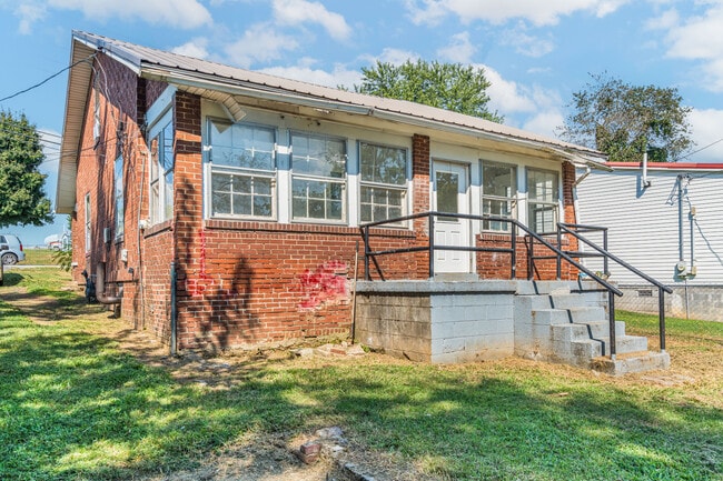 Building Photo - 120 E Oak St