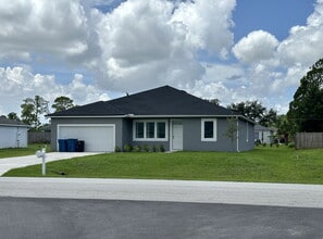 Building Photo - Private Master Bedroom and Bathroom available in a Large, Modern Home.
The Master Bedroom feature...