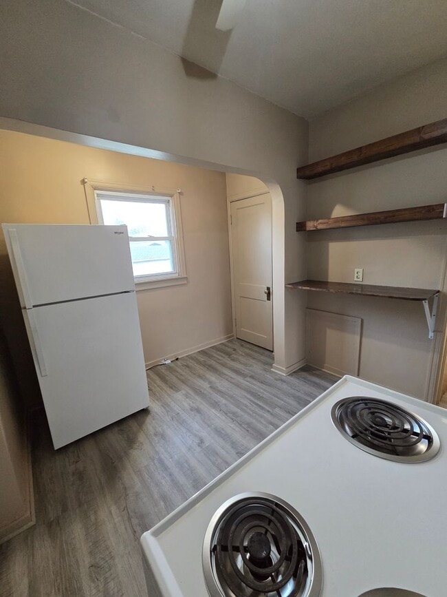 Building Photo - 304 Lake St