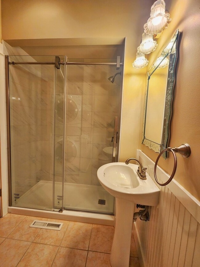 Building Photo - Beautiful 4 Bed 3 Bath Spacious Home in Renton