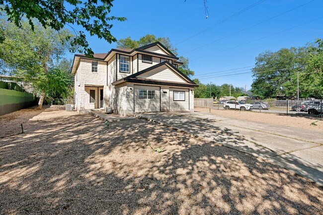 Building Photo - Newly Remodeled Duplex Great Location!