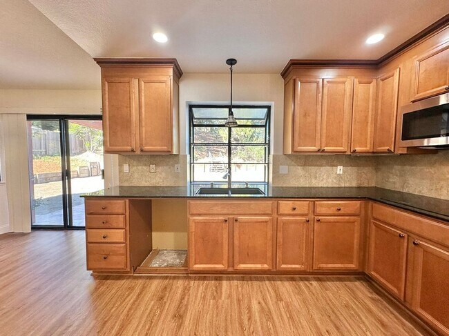 Building Photo - 768 Rose Dr