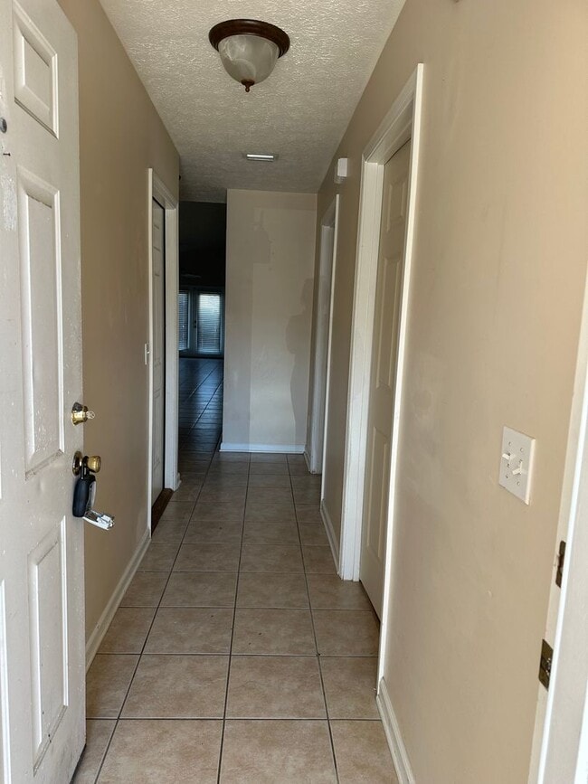 Building Photo - 3 Bed 2 Bath located in the Palm Cove Community!