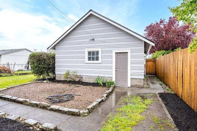 Building Photo - 4 Bedroom Craftsman Style House in Tacoma