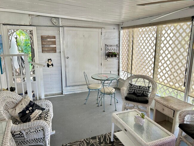 Building Photo - 425 Bougainvilla Dr