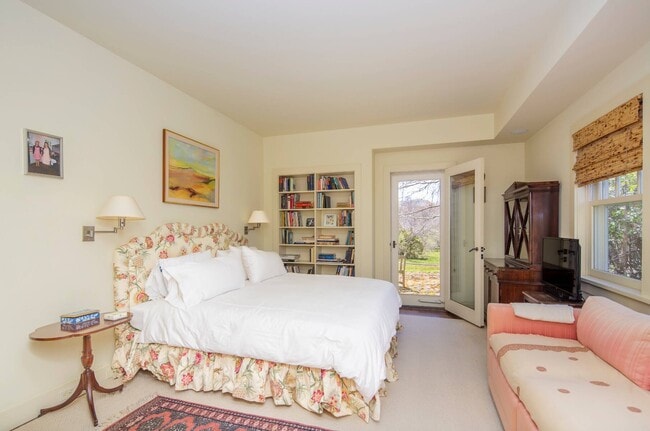 Building Photo - 27 Horseshoe Dr N