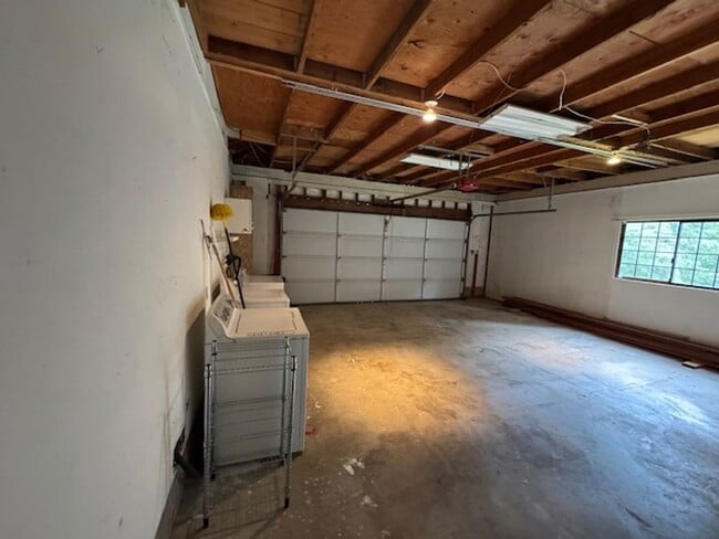 Building Photo - Two bedroom country charmer close to Occidental $2800.00