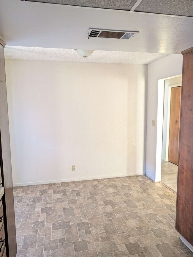 Building Photo - Charming 2-Bedroom Retreat in Visalia's Heart!