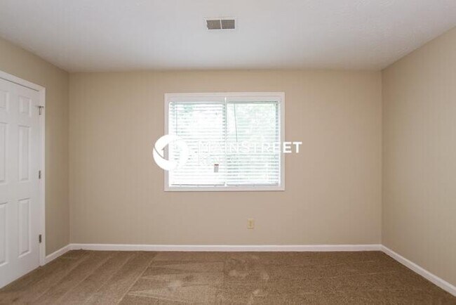 Building Photo - 3 Bedroom Pet-Friendly Home in Stone Mount...