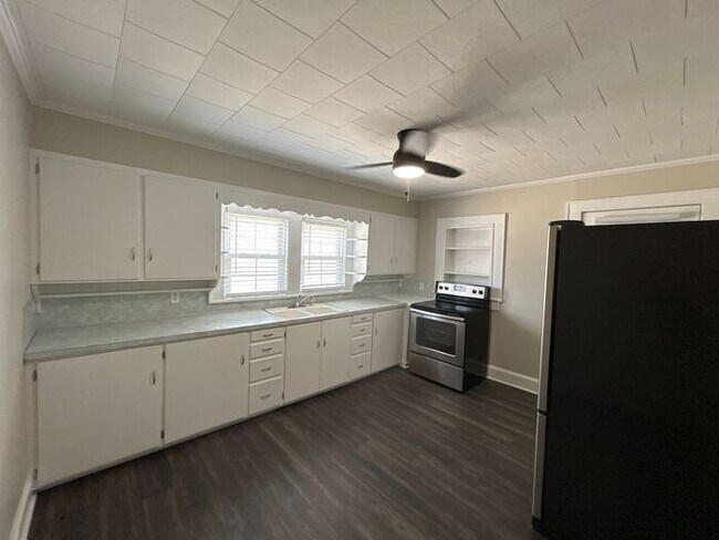 Building Photo - T.R. Lawing Realty Property