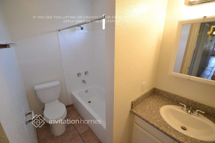 Building Photo - 704 N Oracle Cir