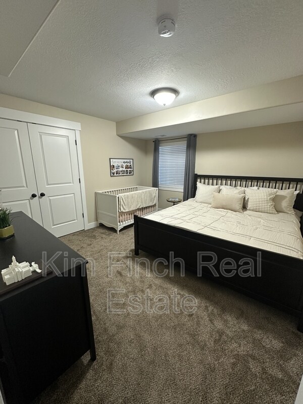 Building Photo - 201 Red Pine Dr