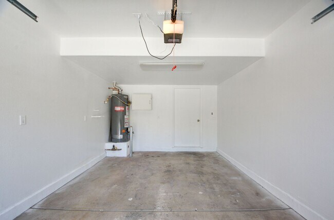 Building Photo - Renovated and Modern. This fantastic 2br in a gated community in Silverado Ranch has all the amen...