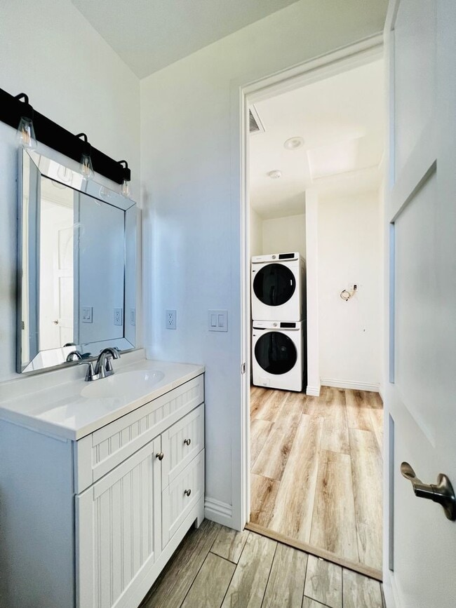 Building Photo - Private 2 bedroom, 1bath back house