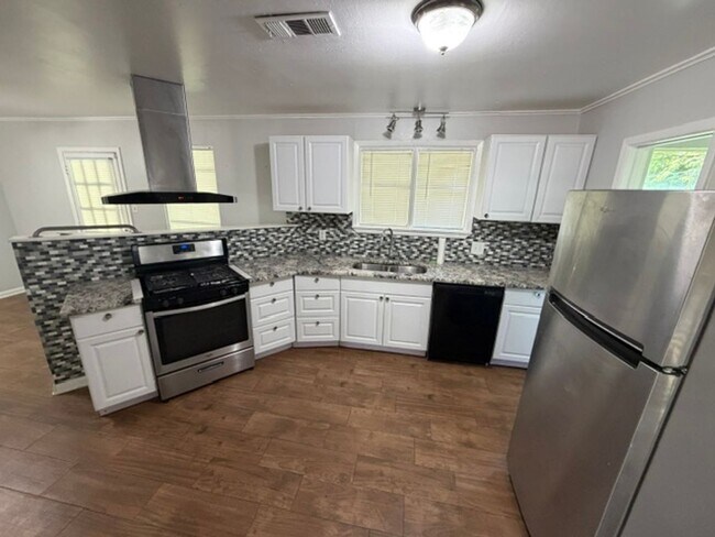 Building Photo - Move in Special ! First month 1/2 off!
