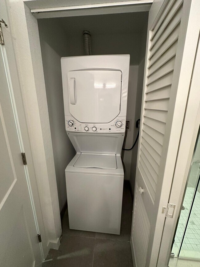 Building Photo - 28 NE 1st Ct