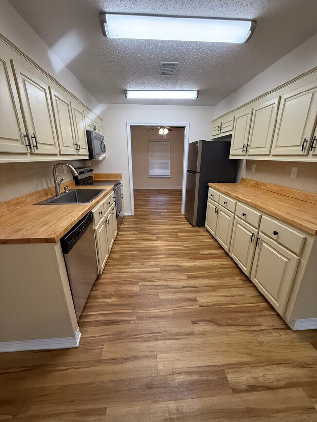 Building Photo - 216 Clower Ave