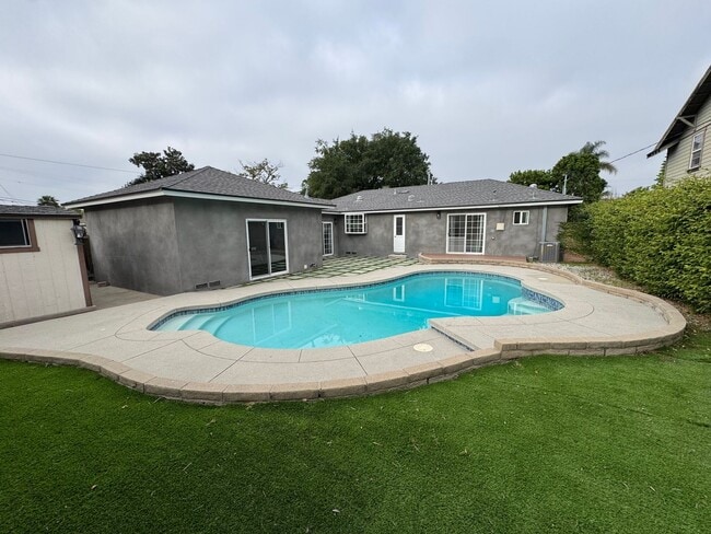 Building Photo - Beautiful 3 bedroom 2 bath Pool Home...  this one is a SHOW STOPPER