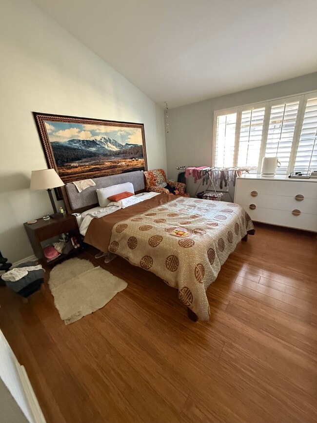 Building Photo - 224 S Marengo Ave