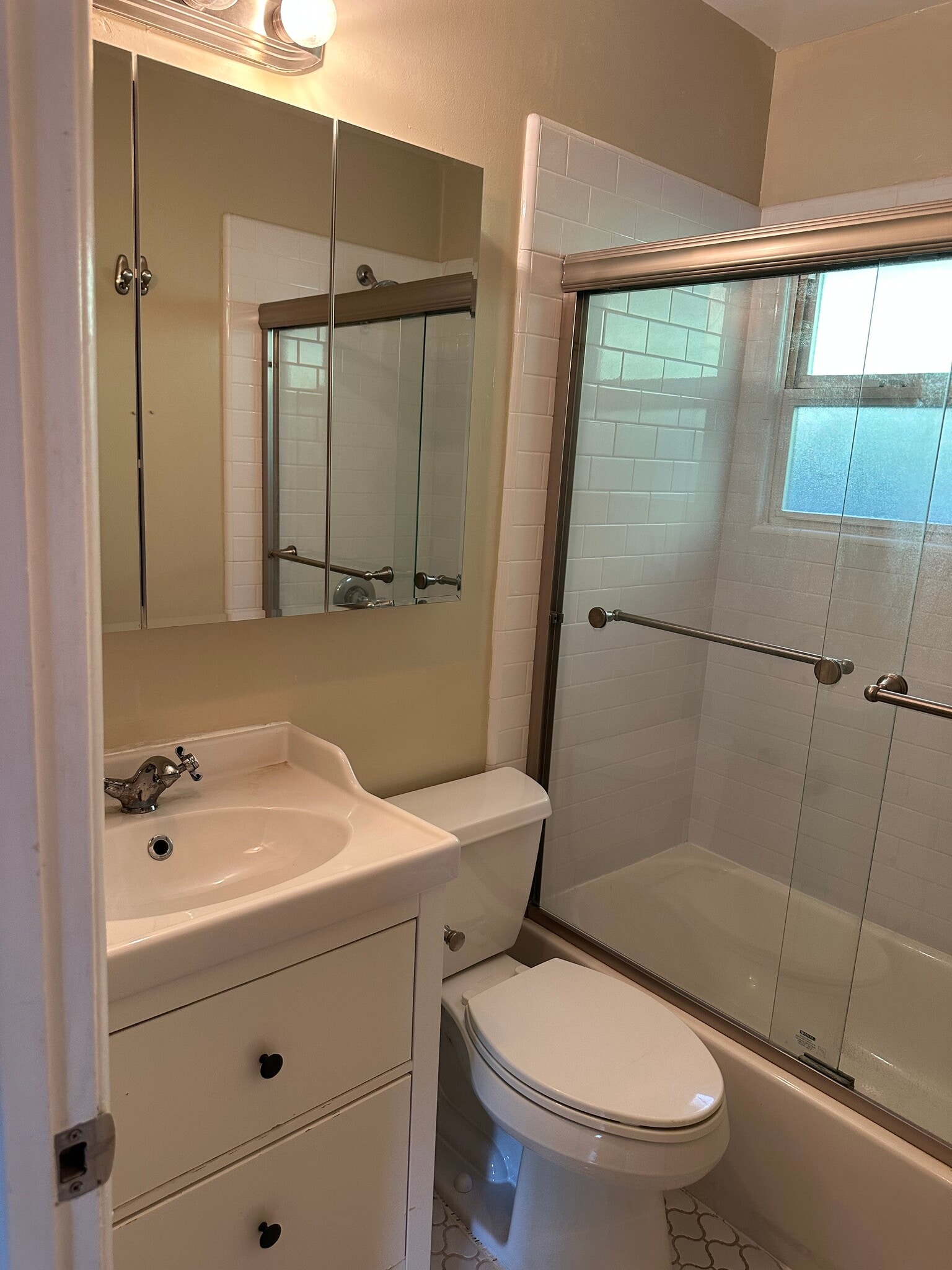 Building Photo - 184 E 19th St