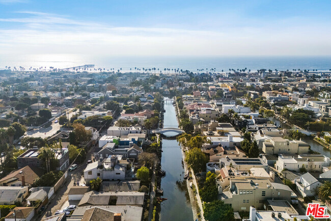 Building Photo - 416 Sherman Canal