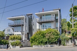 Building Photo - Beautiful 3 bedroom townhome in Leschi!