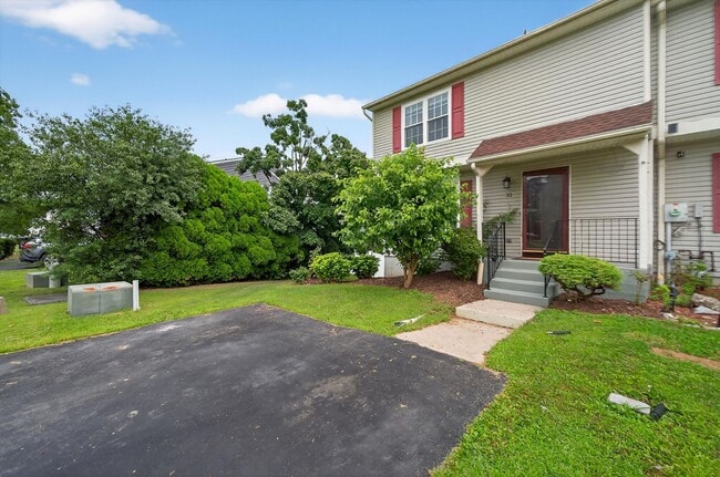 Building Photo - Gorgeous Newly Renovated 3 BR, 2.5 BA Town...