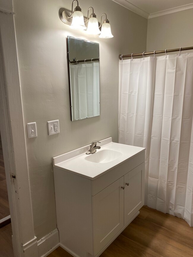 Building Photo - Yellow (417)