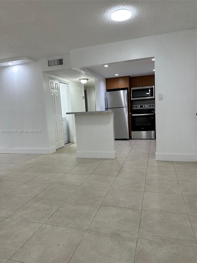 Building Photo - 9357 Fontainebleau Blvd