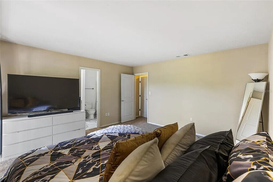 Master Bedroom - 507 NW 39th Rd