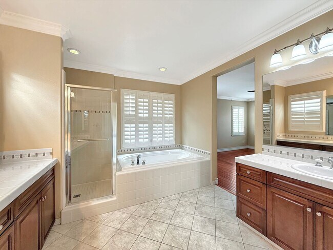 Building Photo - SD: Spacious 5B/4BA Home with Private Patio, Backyard & Soaking Tub
